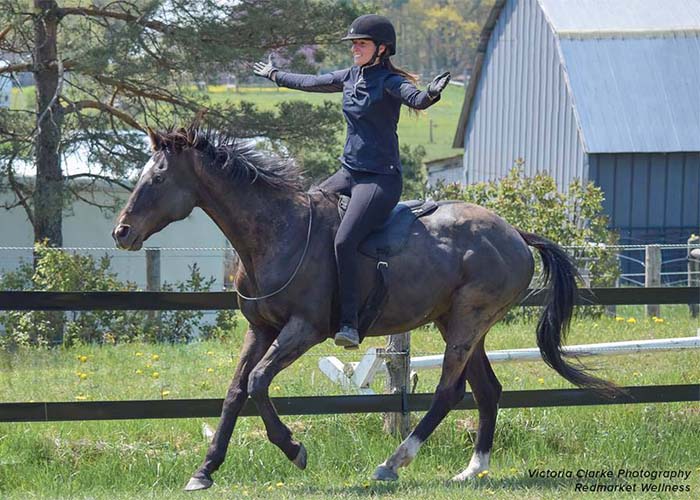 Lindsey Partridge of Harmony Horsemanship riding in a ThinLine Comfort Bareback Saddle Pad 